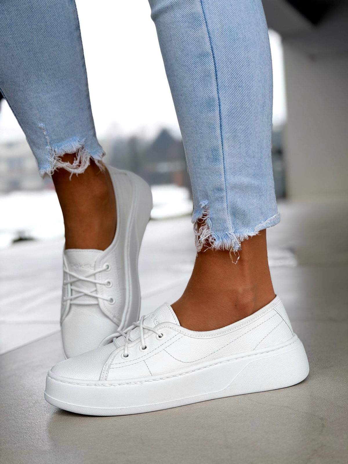 Białe sneakersy skórzane OLEKSY na platformie casual