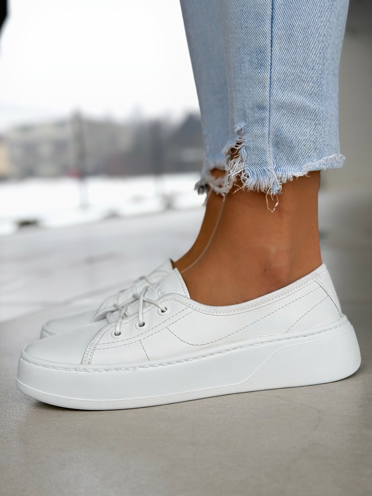 Białe sneakersy skórzane OLEKSY na platformie casual