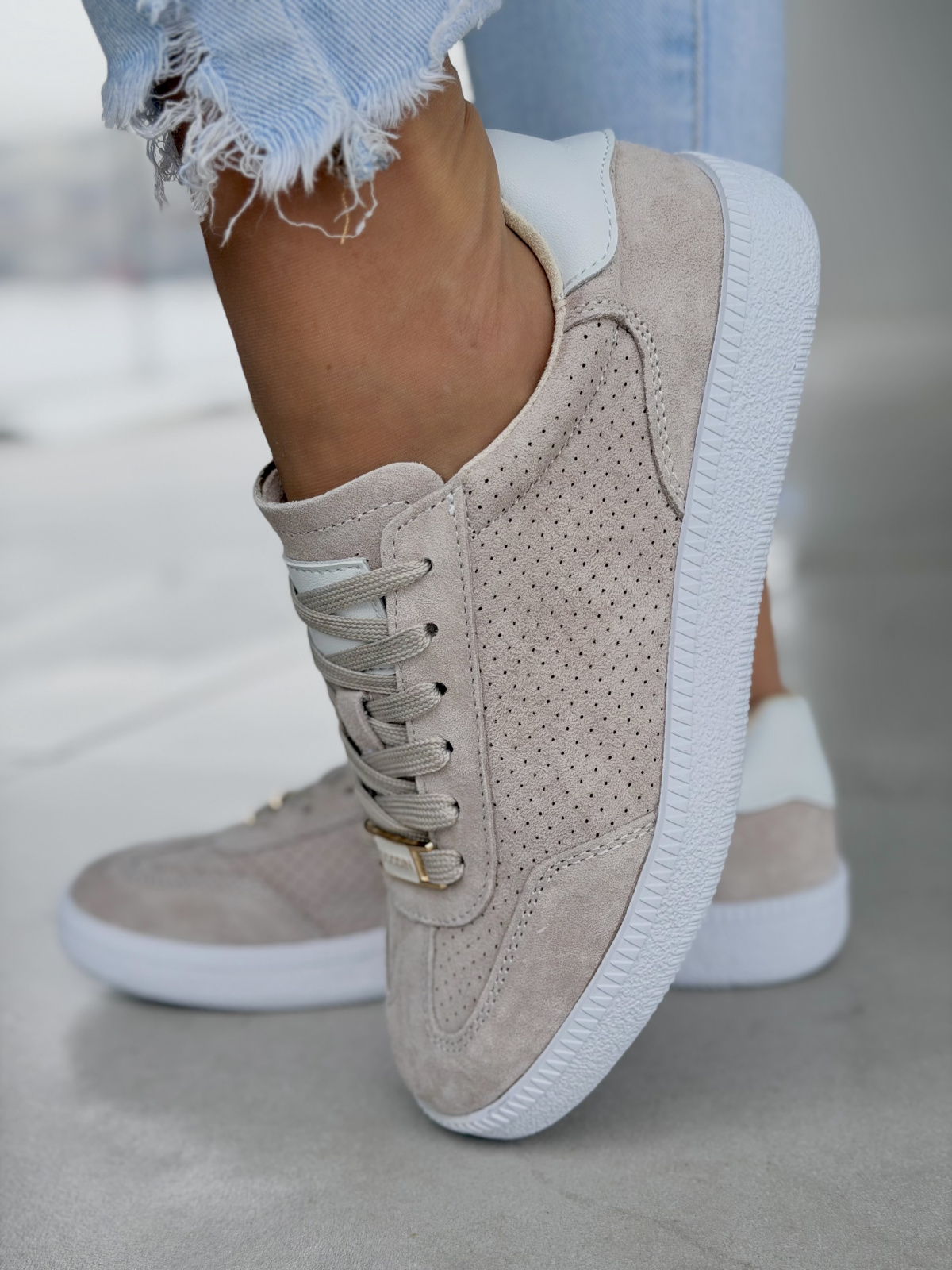 Beżowe sneakersy damskie skórzane casual zamszowe