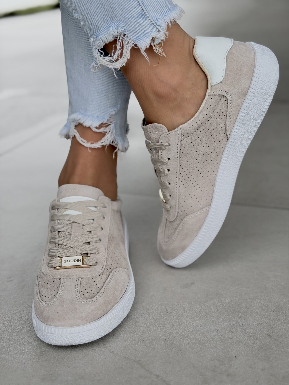 Beżowe sneakersy damskie skórzane casual zamszowe