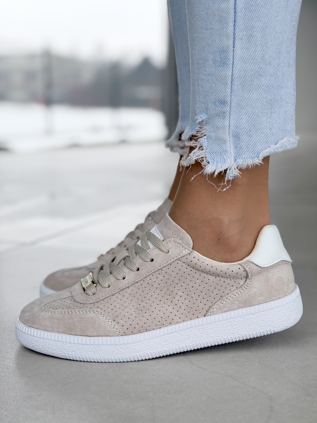 Beżowe sneakersy damskie skórzane casual zamszowe