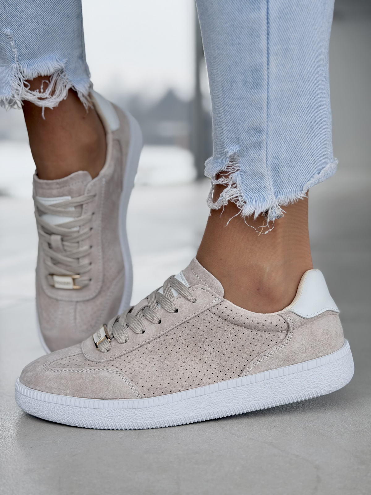 Beżowe sneakersy damskie skórzane casual zamszowe