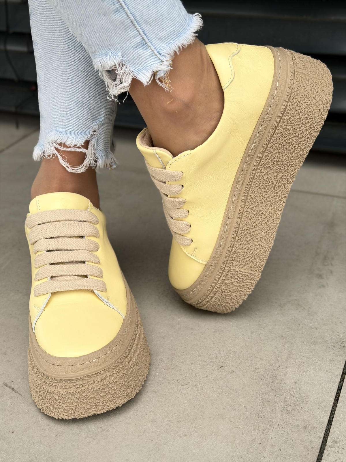 Żółte sneakersy damskie skórzane na platformie casual OLEKSY