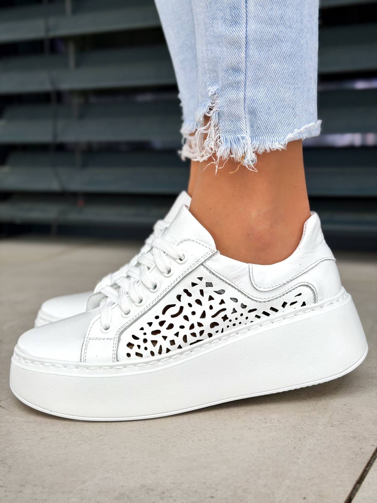 Białe sneakersy skórzane na platformie casual OLEKSY damskie