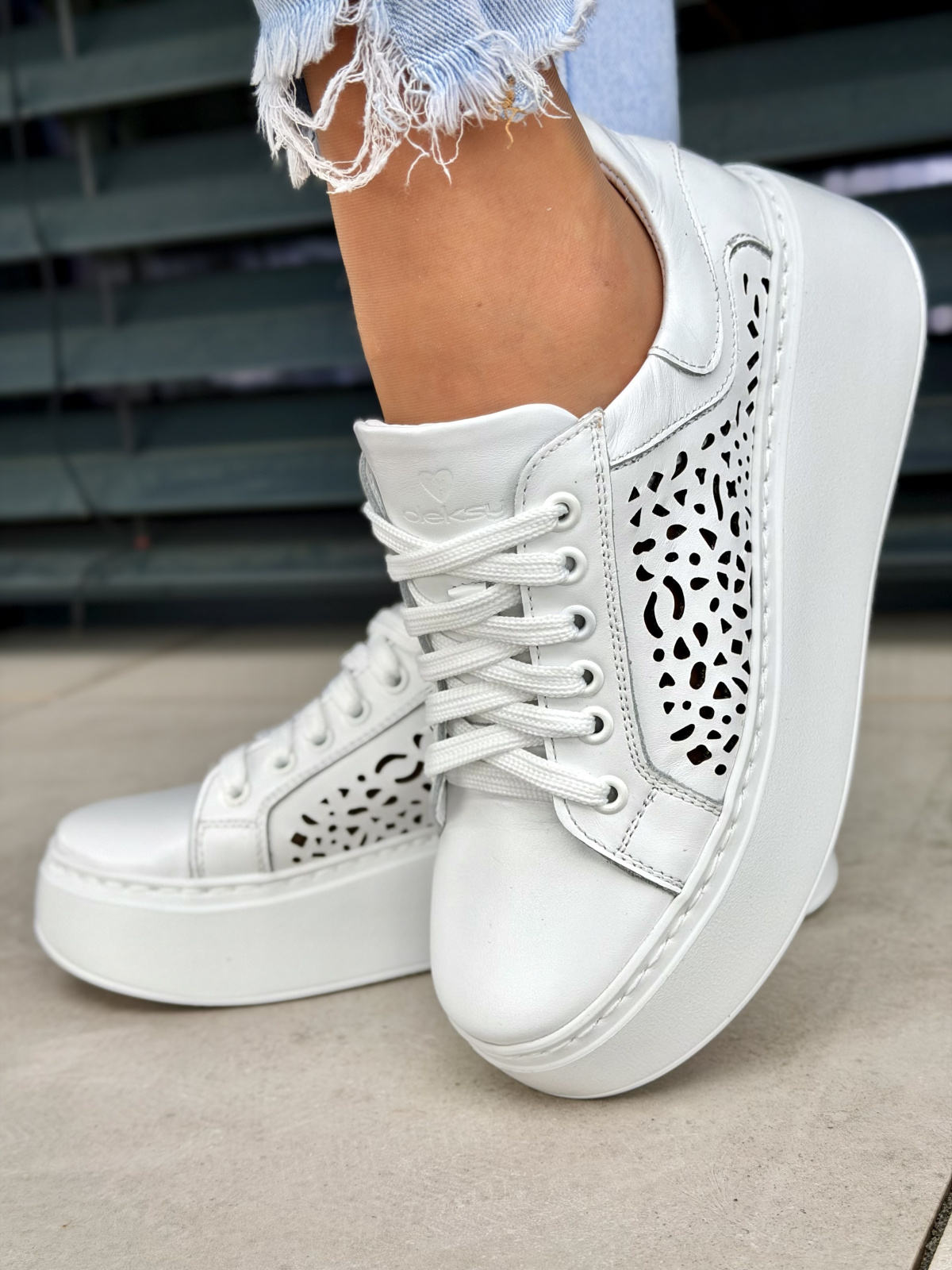 Białe sneakersy skórzane na platformie casual OLEKSY damskie