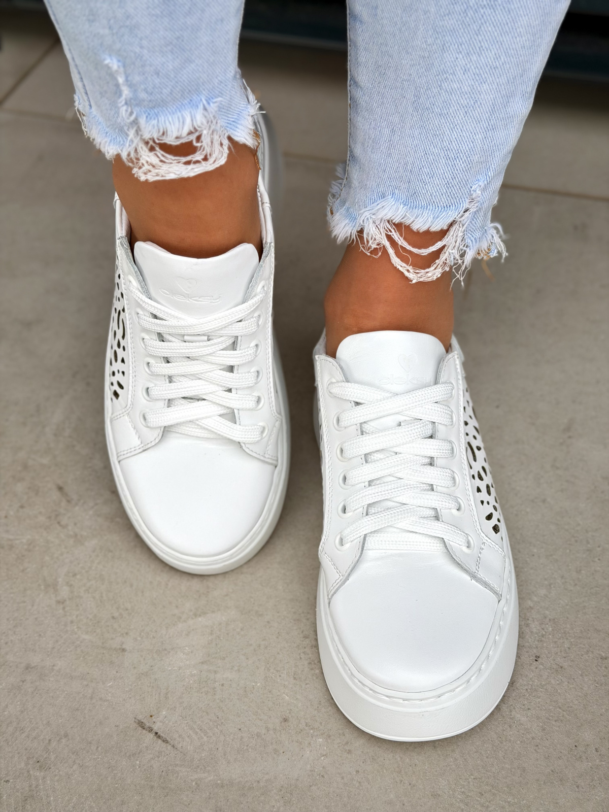 Białe sneakersy skórzane na platformie casual OLEKSY damskie