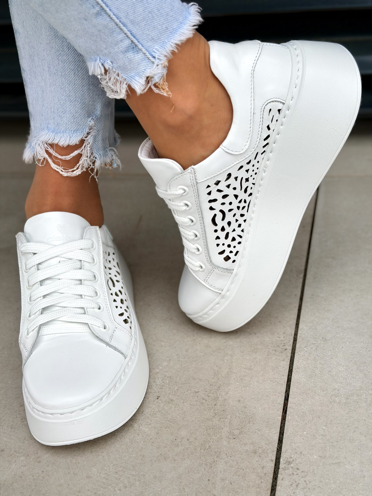 Białe sneakersy skórzane na platformie casual OLEKSY damskie