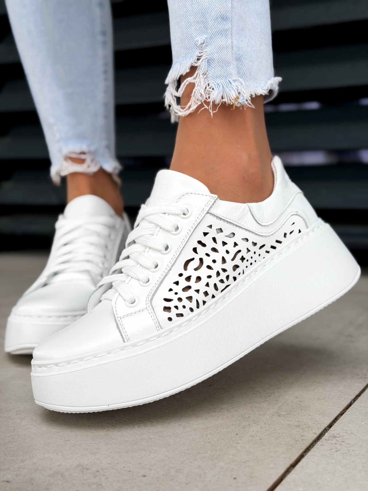 Białe sneakersy skórzane na platformie casual OLEKSY damskie