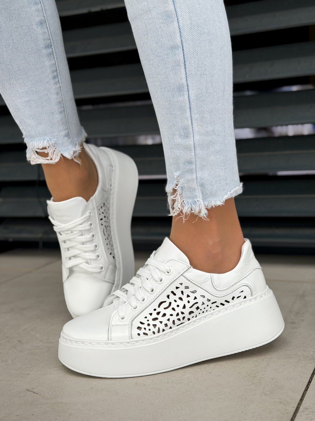 Białe sneakersy skórzane na platformie casual OLEKSY damskie