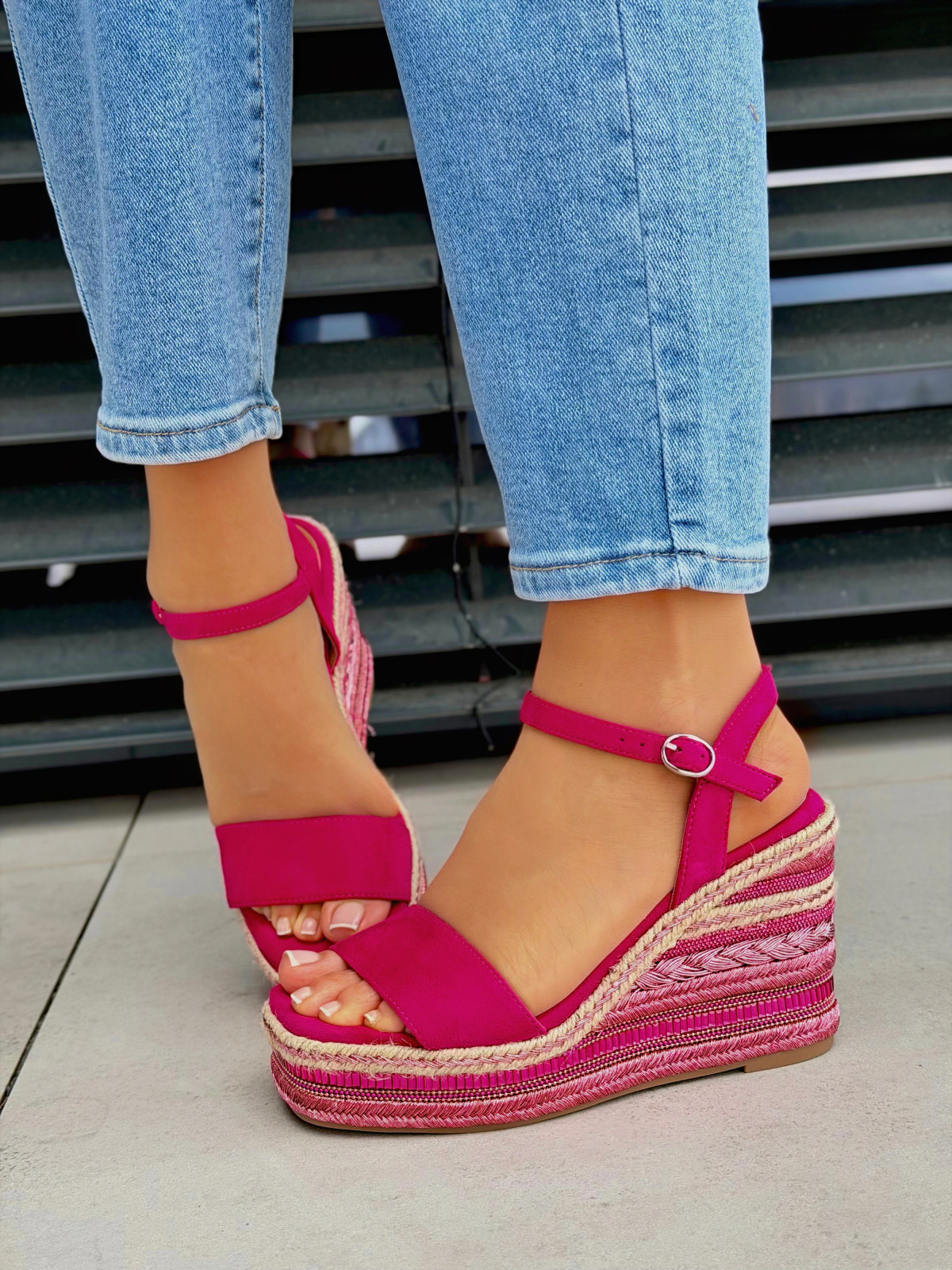 Fuksjowe sandały na koturnie OLEKSY