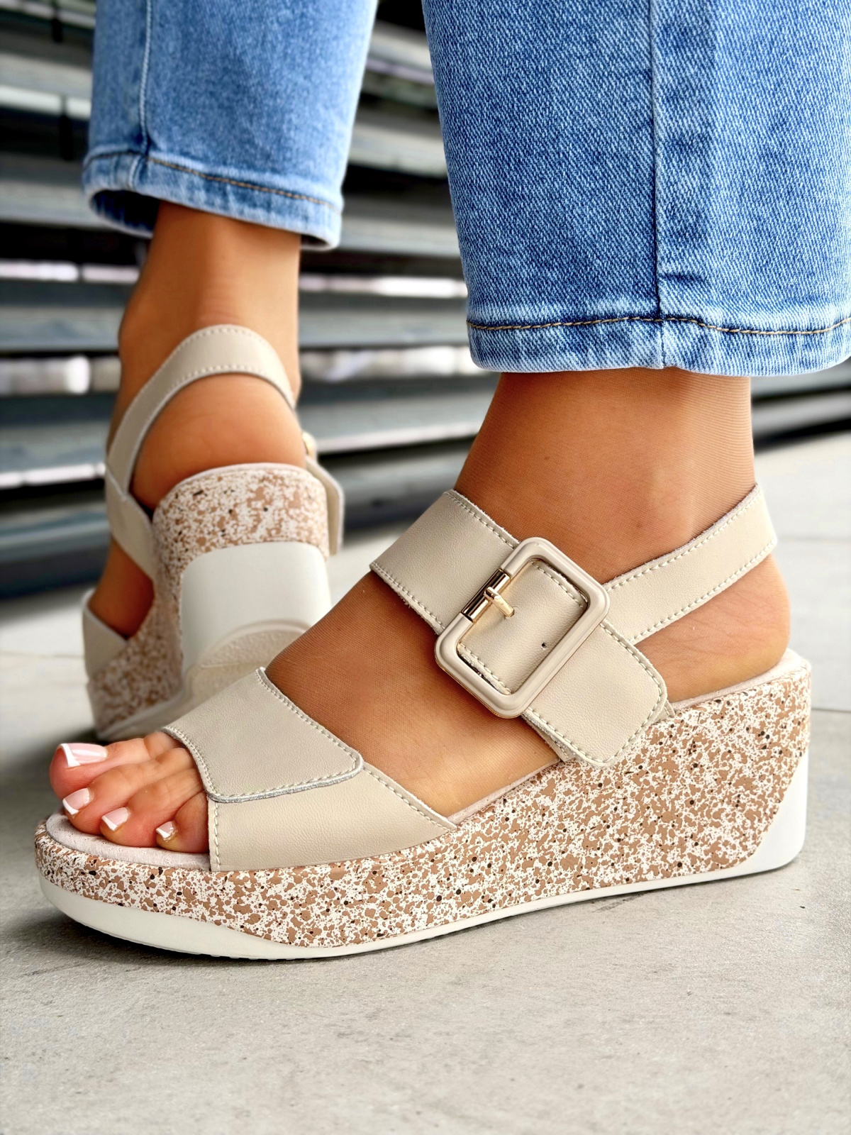 Beżowe sandały na koturnie ze skóry naturalnej casual OLEKSY