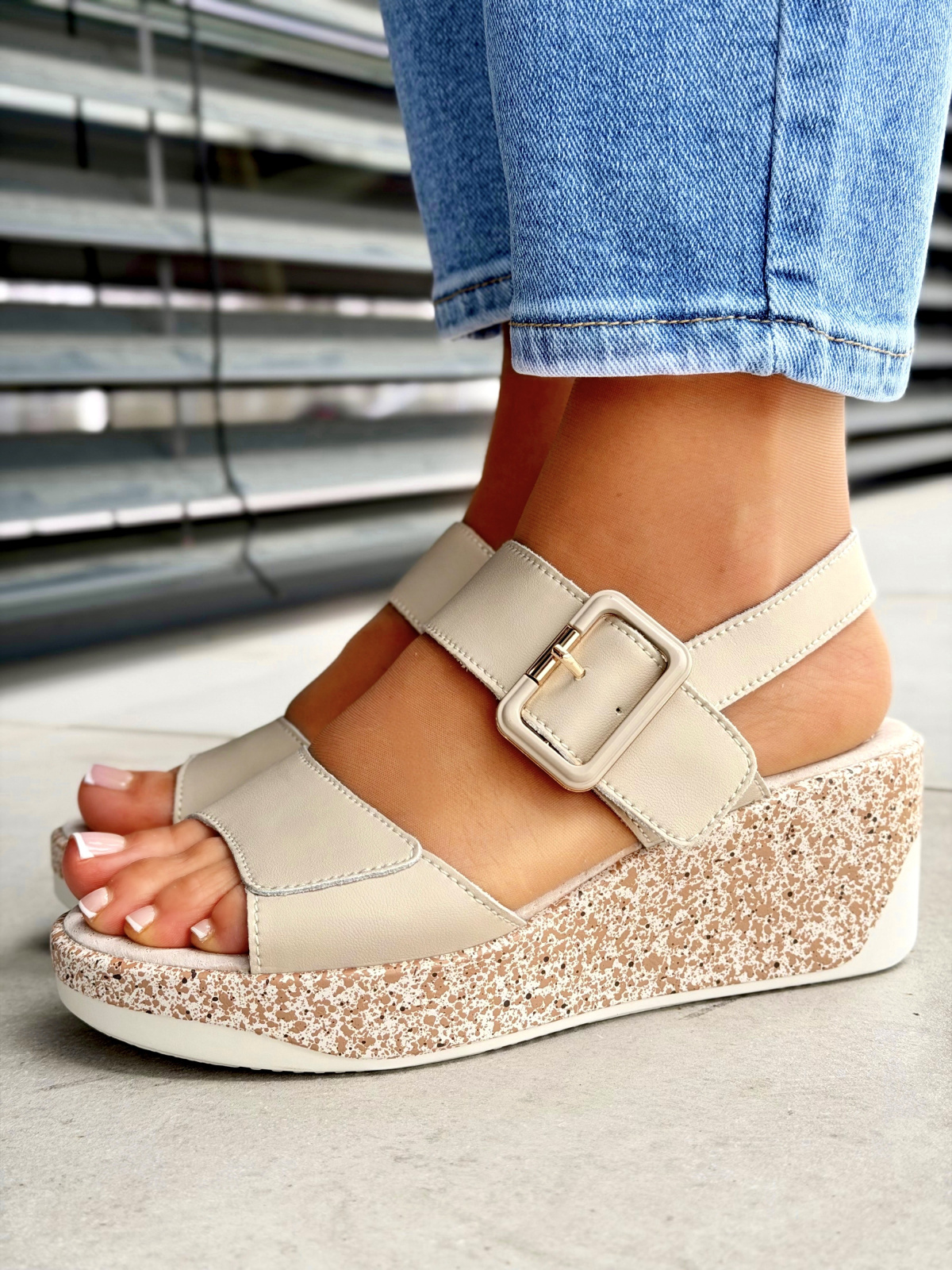 Beżowe sandały na koturnie ze skóry naturalnej casual OLEKSY