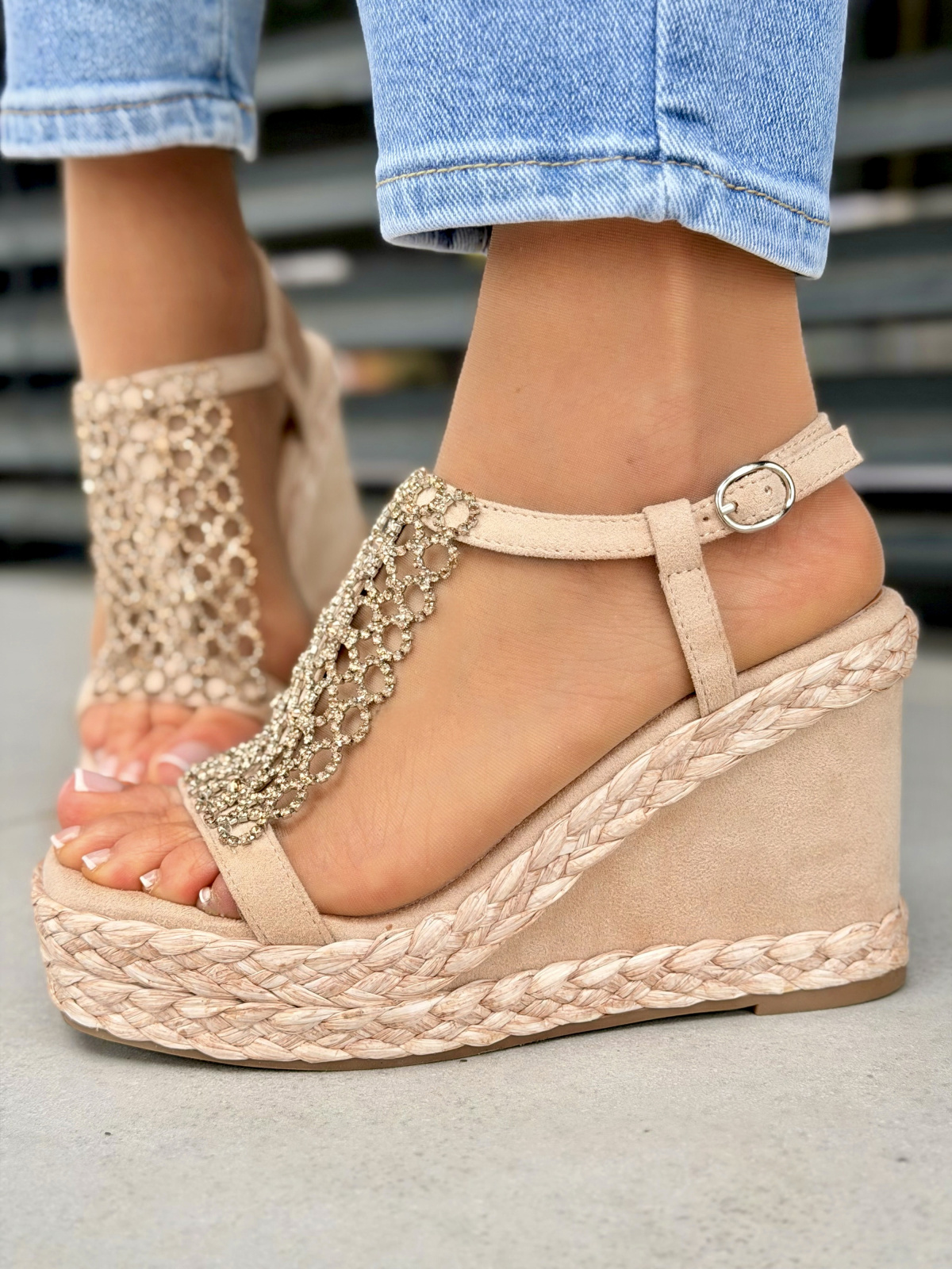 Beżowe sandały na koturnie OLEKSY