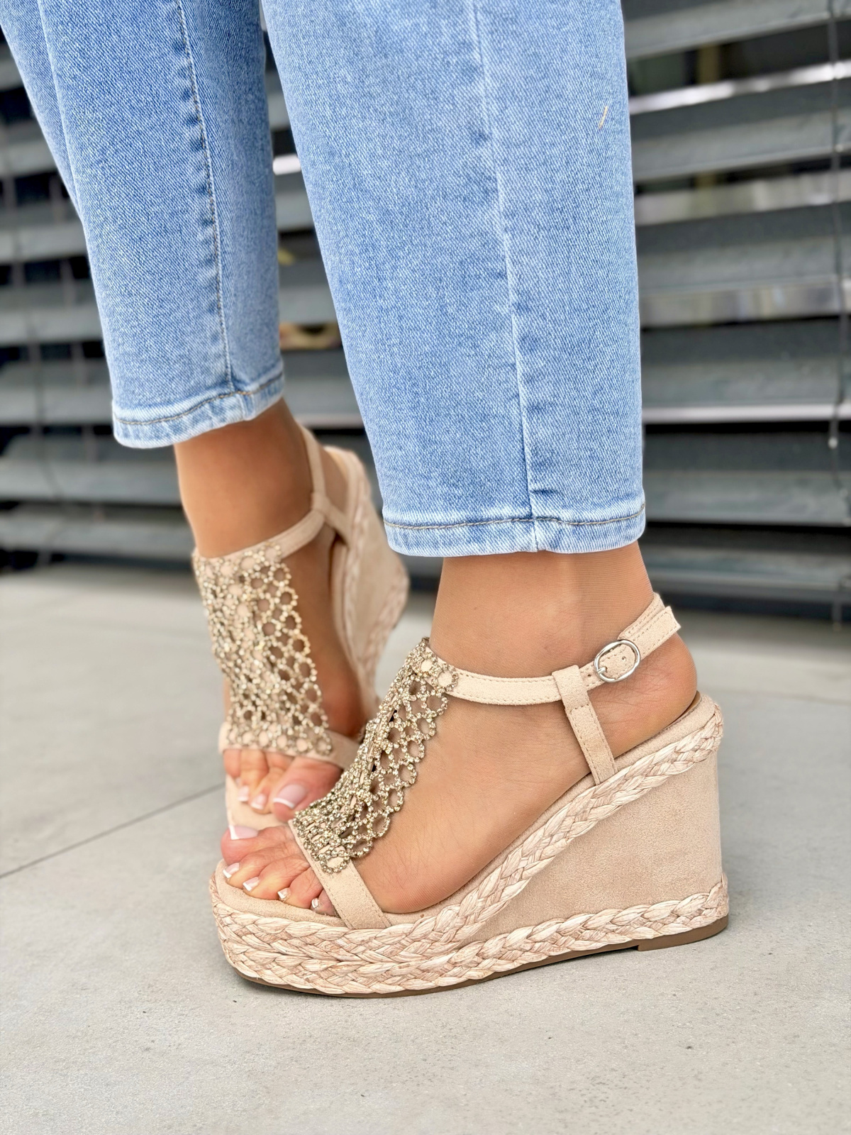 Beżowe sandały na koturnie OLEKSY