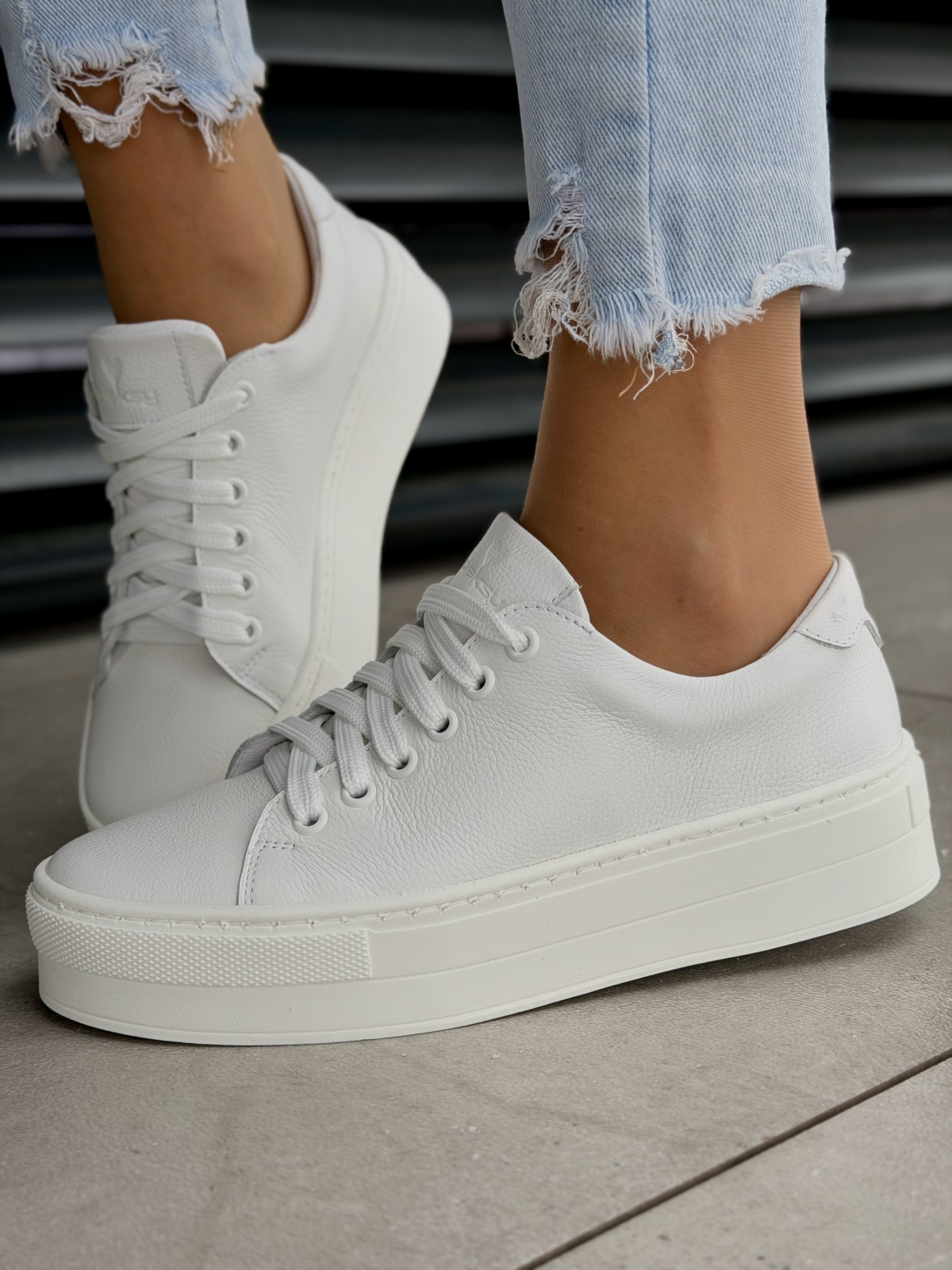 Białe sneakersy skórzane na platformie casual OLEKSY