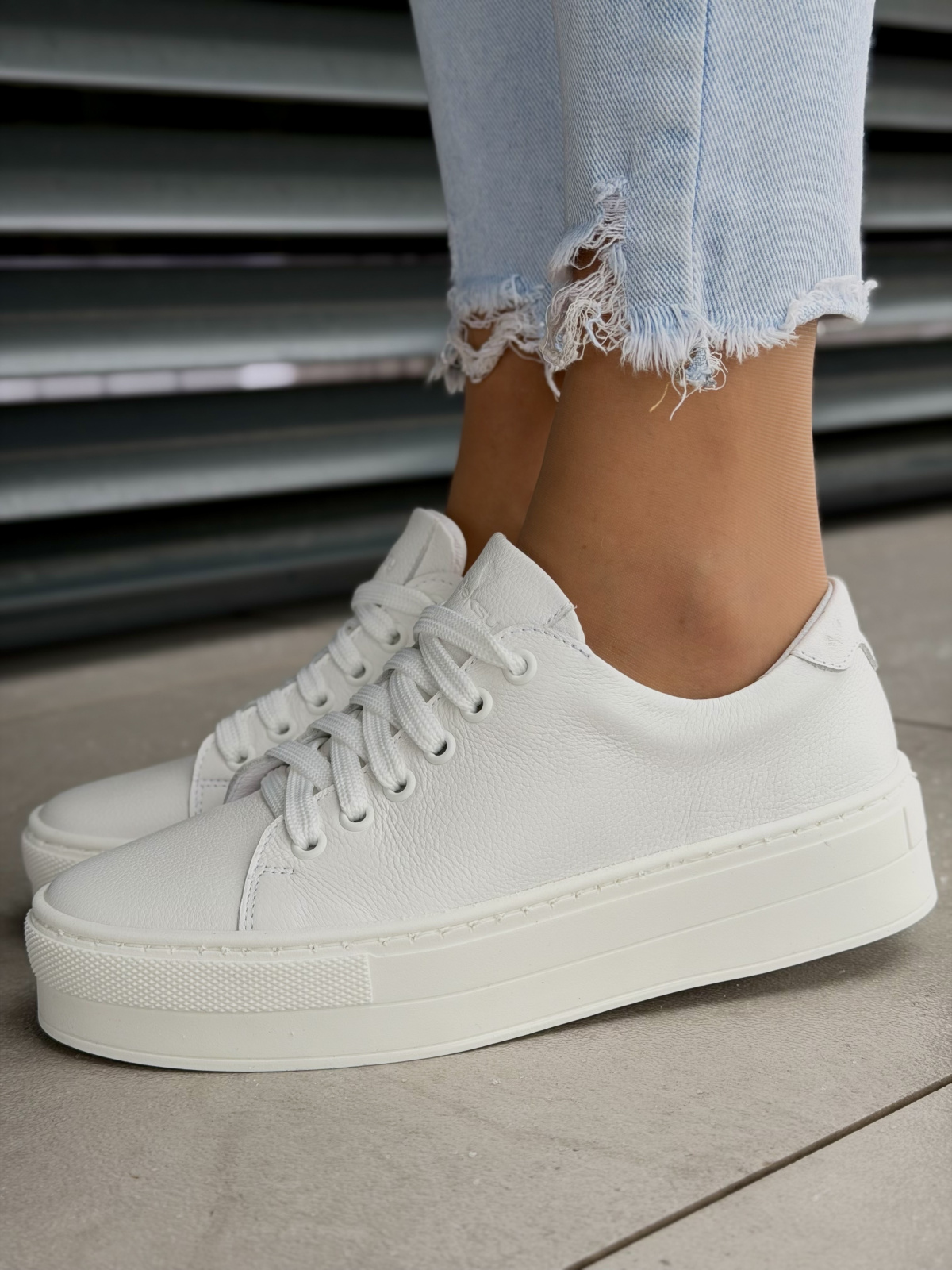 Białe sneakersy skórzane na platformie casual OLEKSY