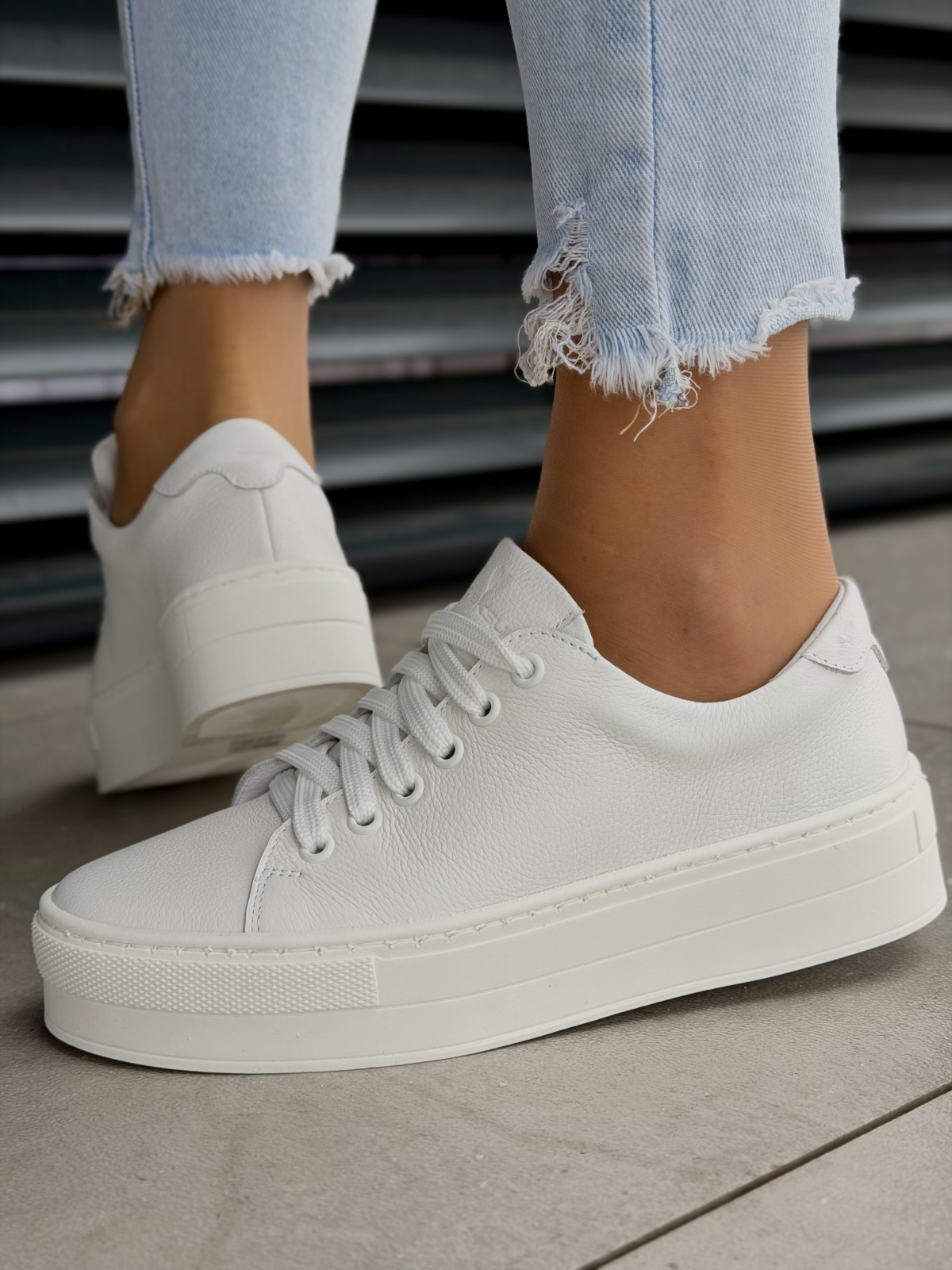 Białe sneakersy skórzane na platformie casual OLEKSY