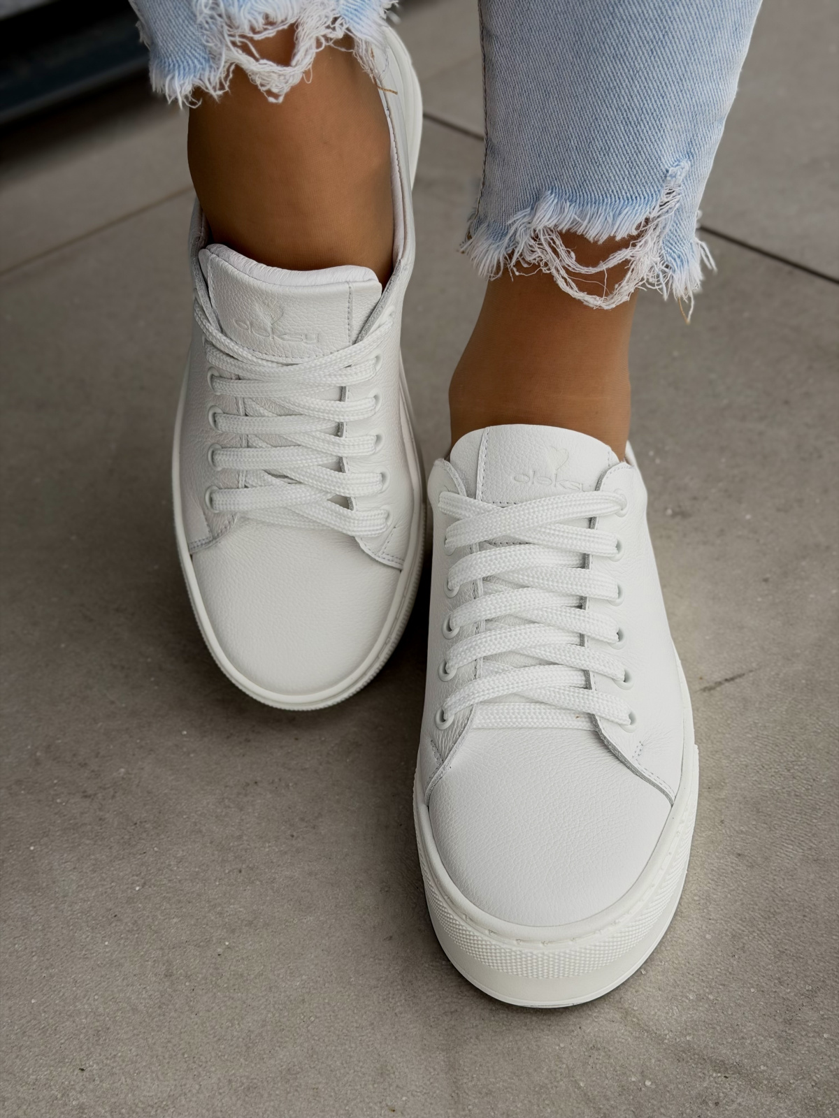 Białe sneakersy skórzane na platformie casual OLEKSY