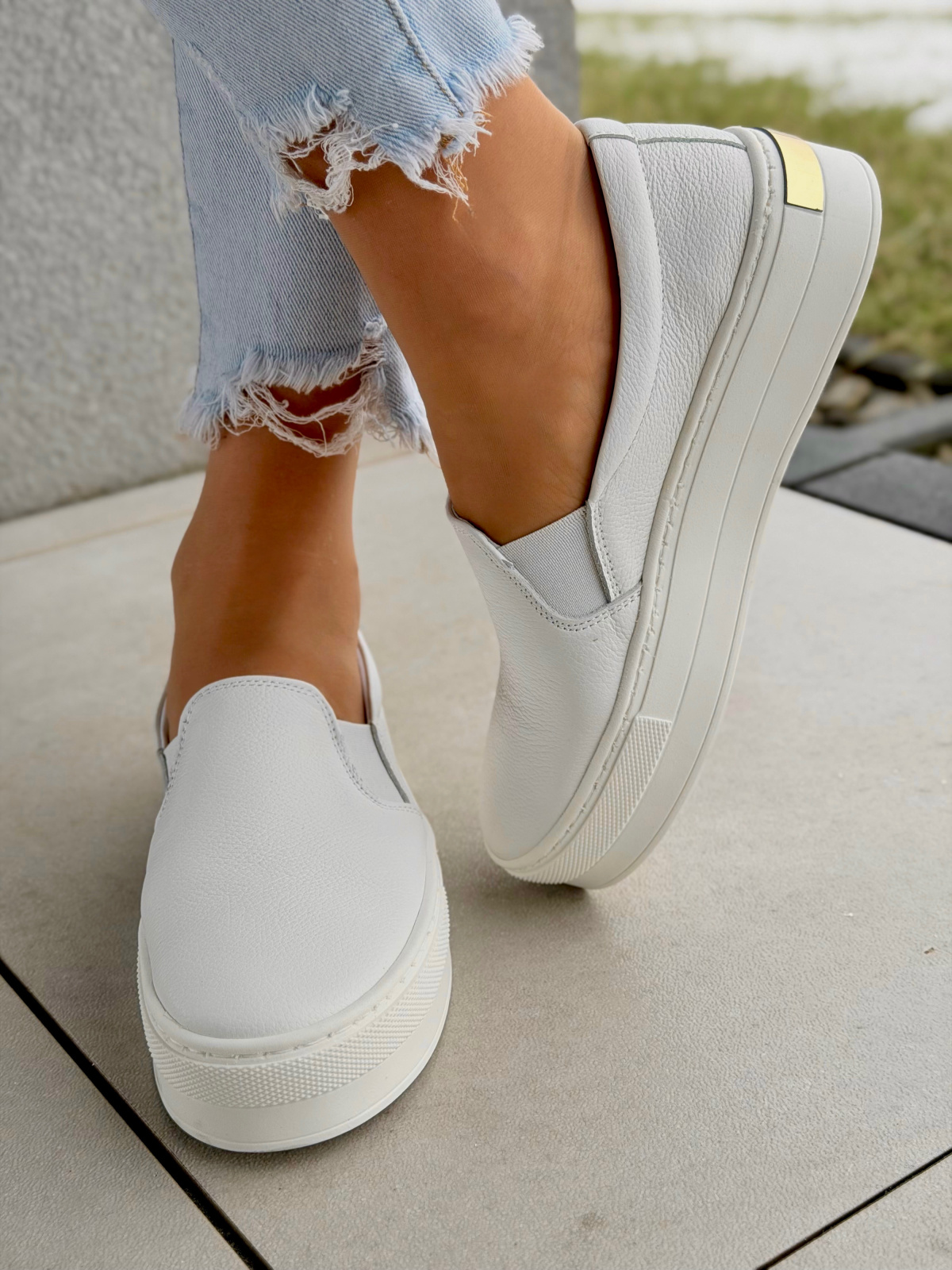 Białe półbuty damskie OLEKSY ze skóry naturalnej