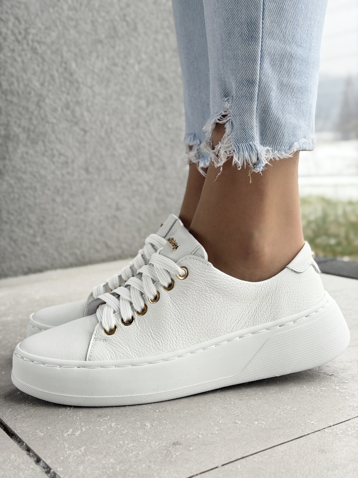 Białe sneakersy skórzane OLEKSY na platformie casual