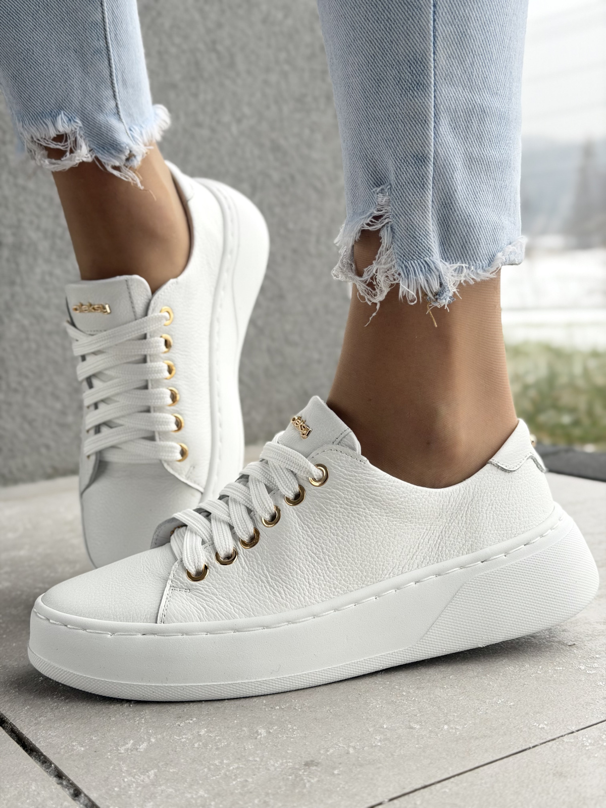 Białe sneakersy skórzane OLEKSY na platformie casual