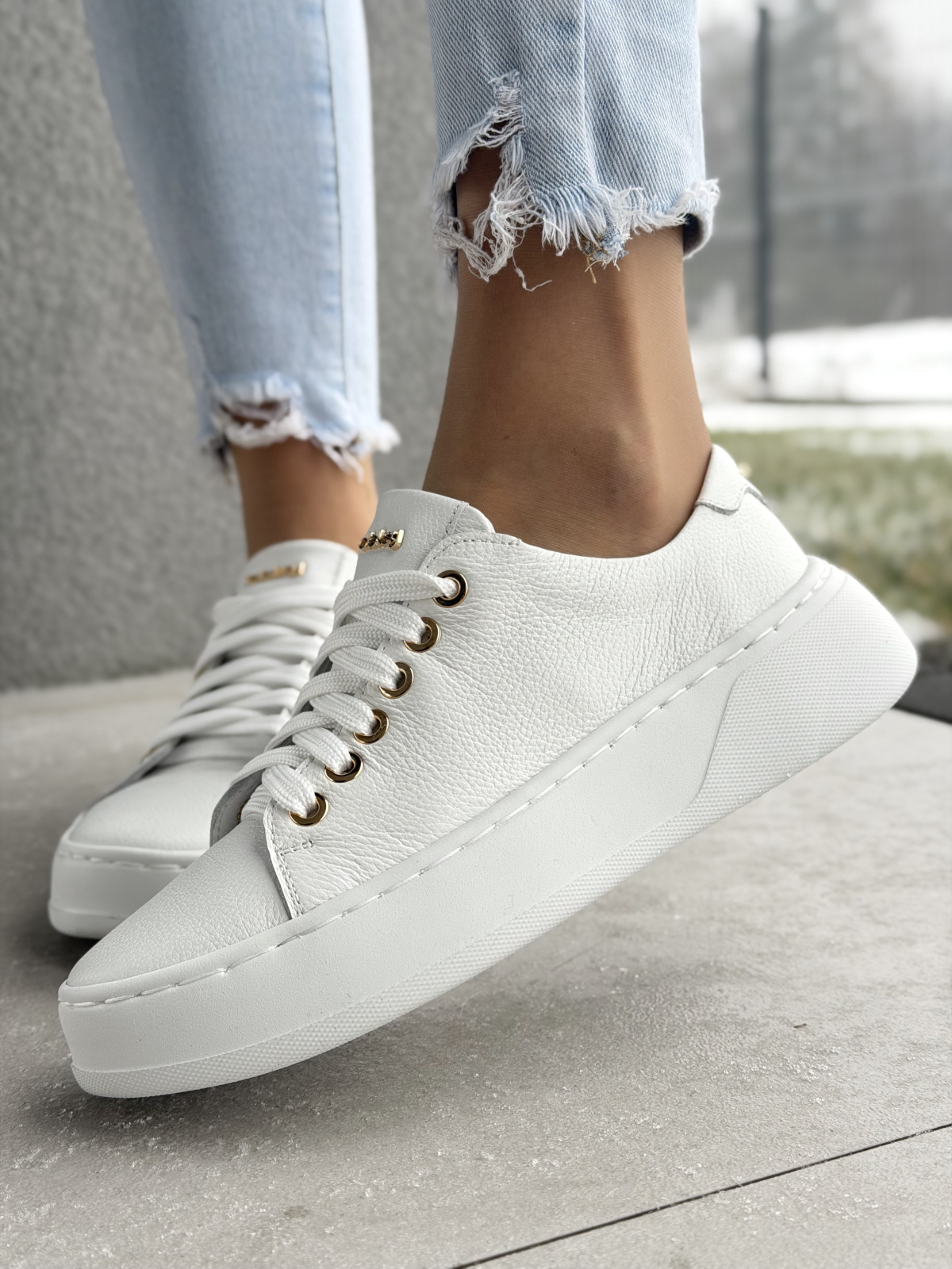 Białe sneakersy skórzane OLEKSY na platformie casual