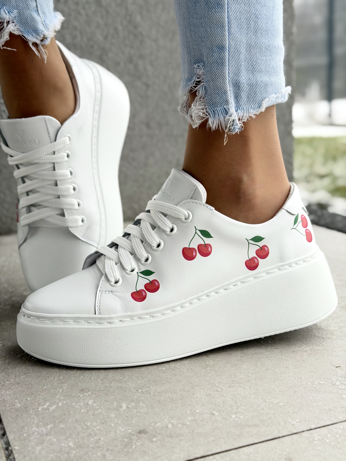 Białe sneakersy skórzane na platformie OLEKSY z wiśniami