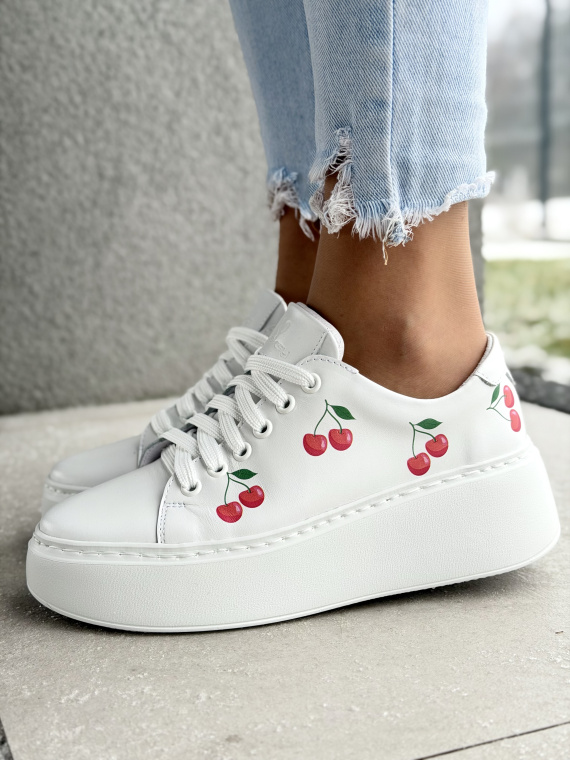 Białe sneakersy skórzane na platformie OLEKSY z wiśniami