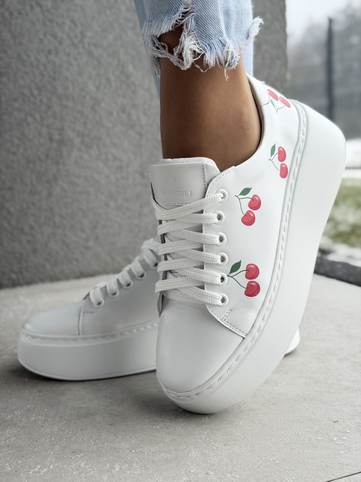 Białe sneakersy skórzane na platformie OLEKSY z wiśniami