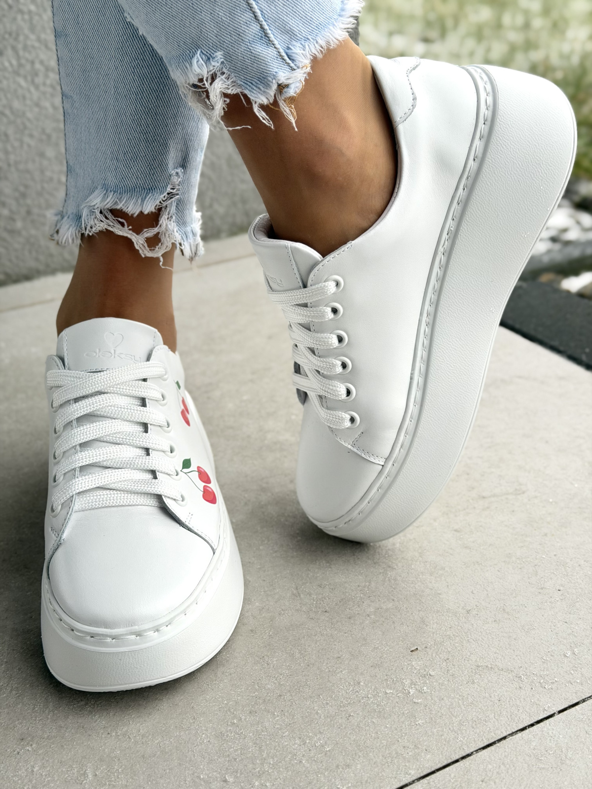 Białe sneakersy skórzane na platformie OLEKSY z wiśniami