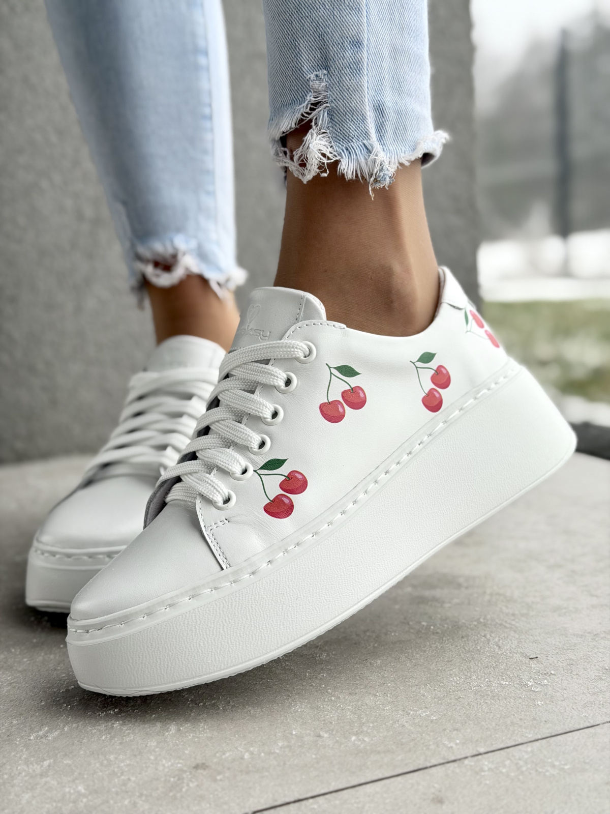 Białe sneakersy skórzane na platformie OLEKSY z wiśniami
