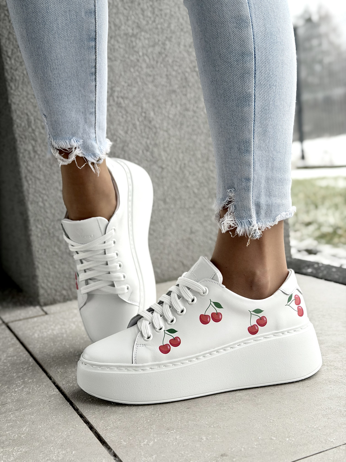 Białe sneakersy skórzane na platformie OLEKSY z wiśniami