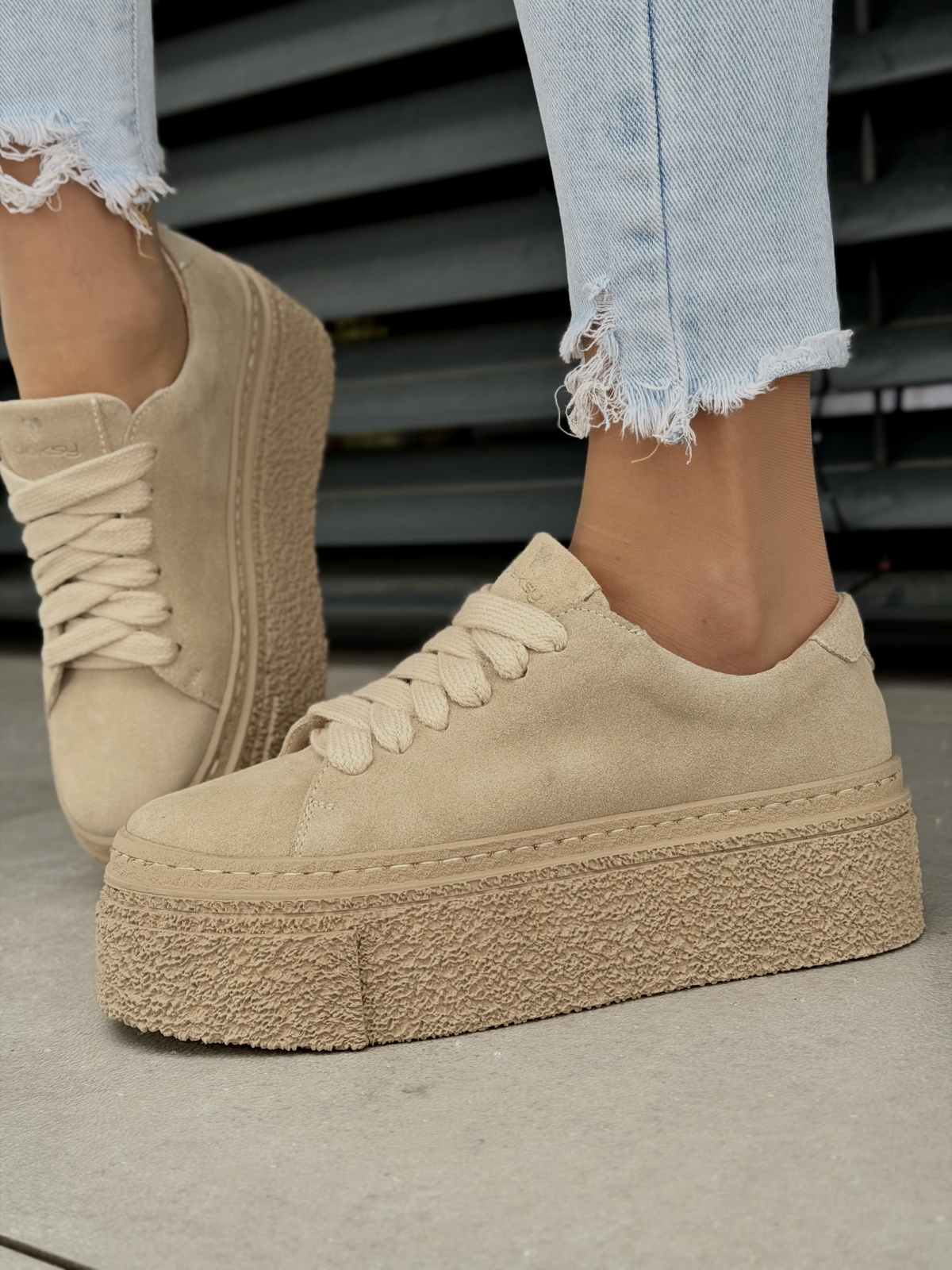 Beżowe sneakersy OLEKSY ze skóry naturalnej na platformie