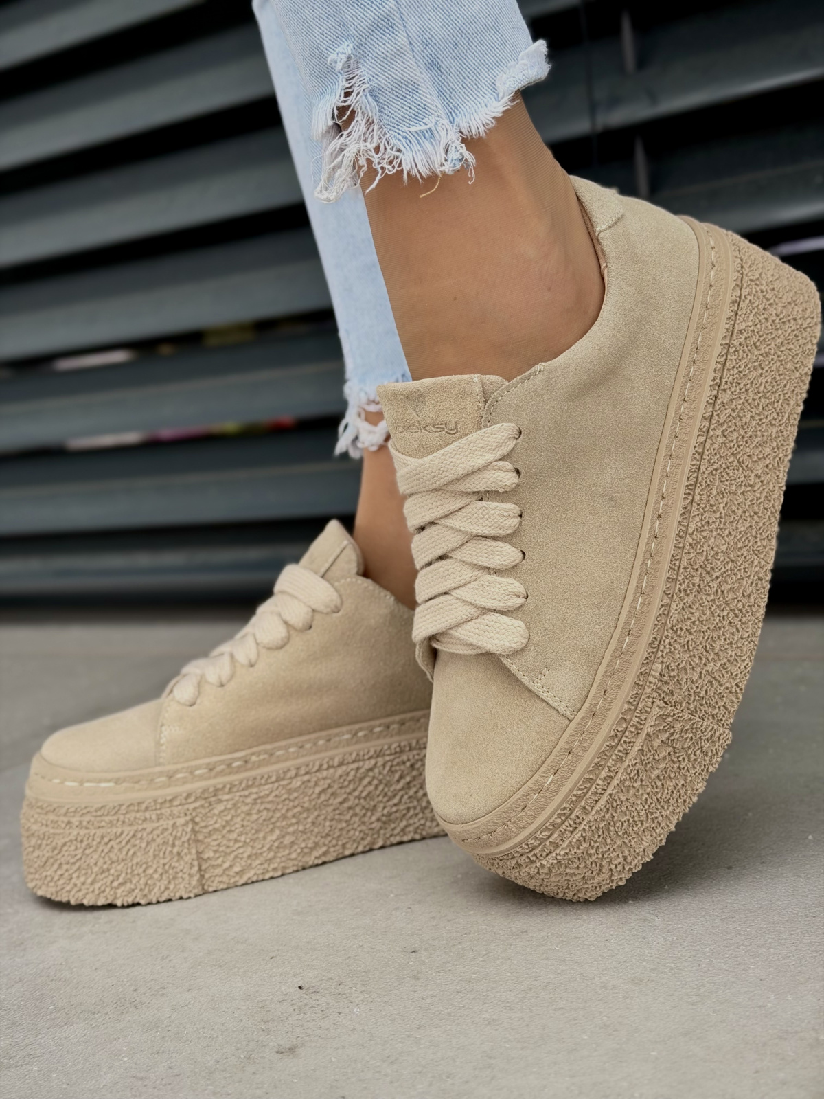 Beżowe sneakersy OLEKSY ze skóry naturalnej na platformie