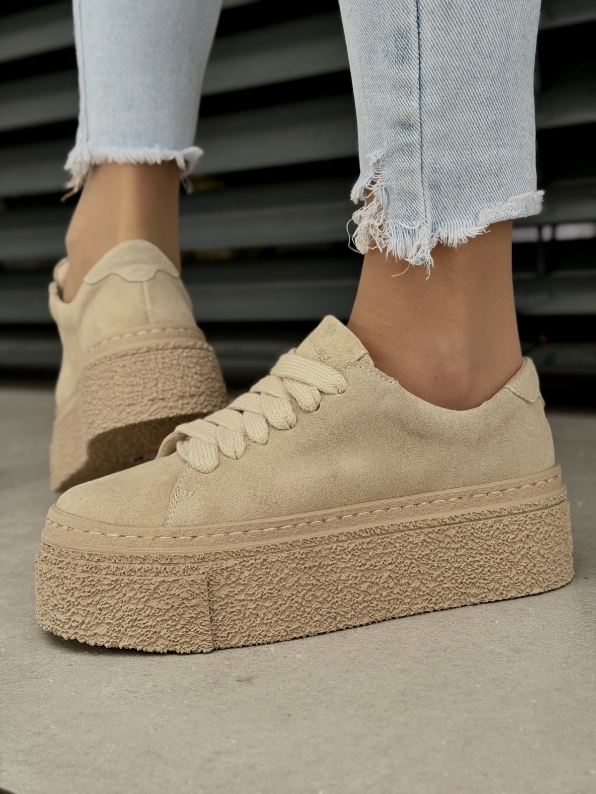 Beżowe sneakersy OLEKSY ze skóry naturalnej na platformie