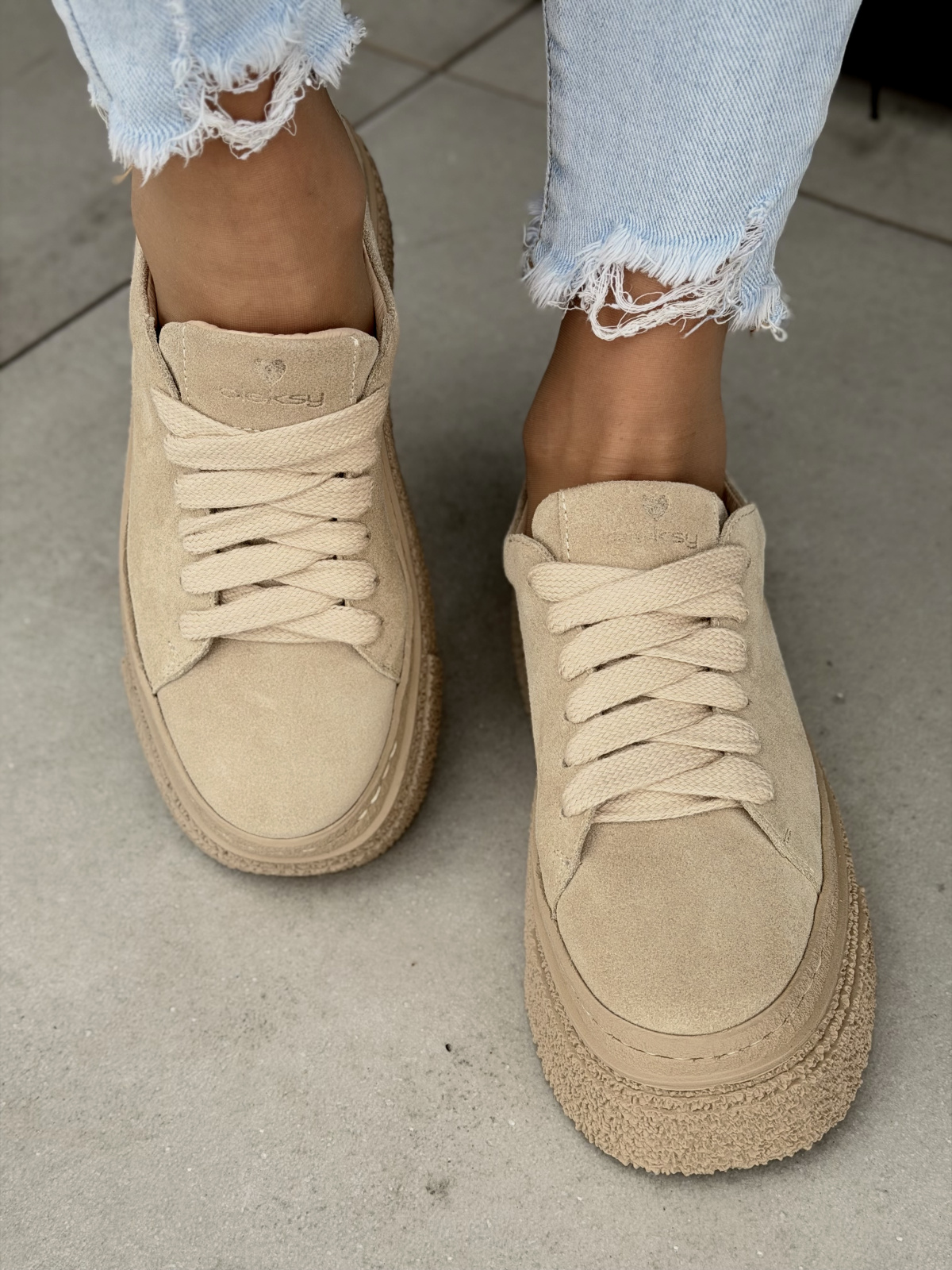 Beżowe sneakersy OLEKSY ze skóry naturalnej na platformie