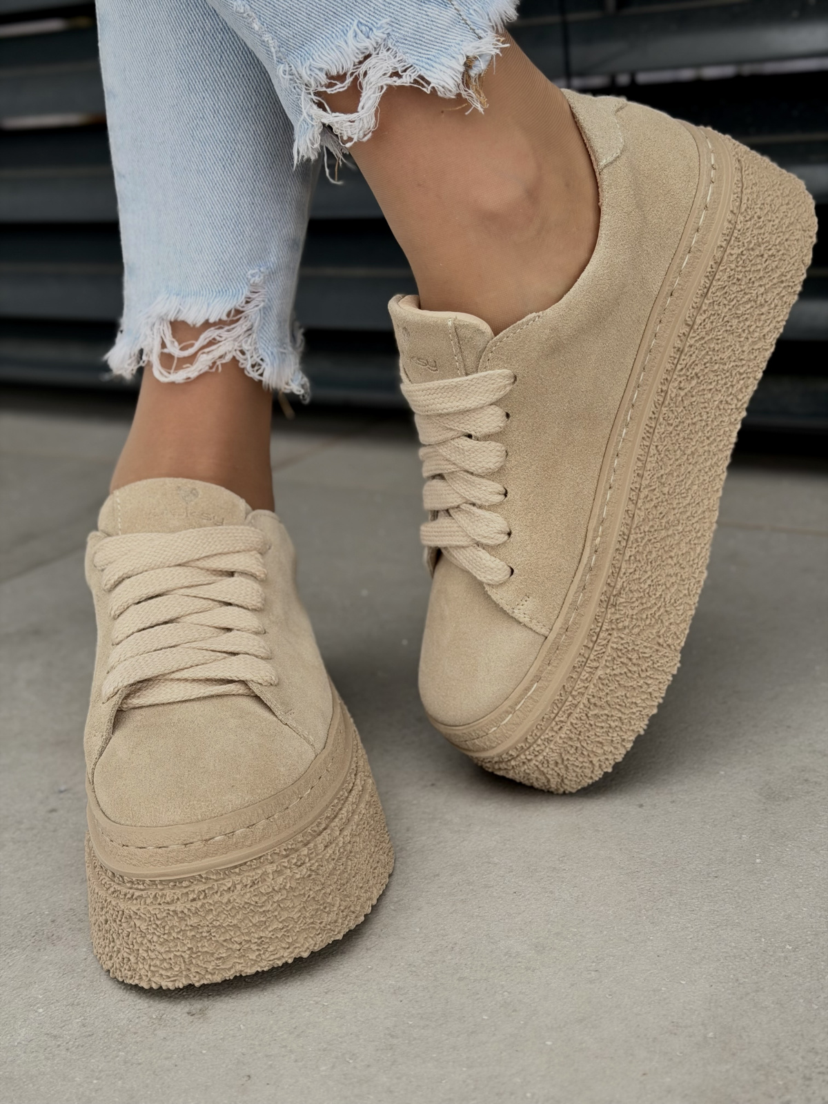 Beżowe sneakersy OLEKSY ze skóry naturalnej na platformie