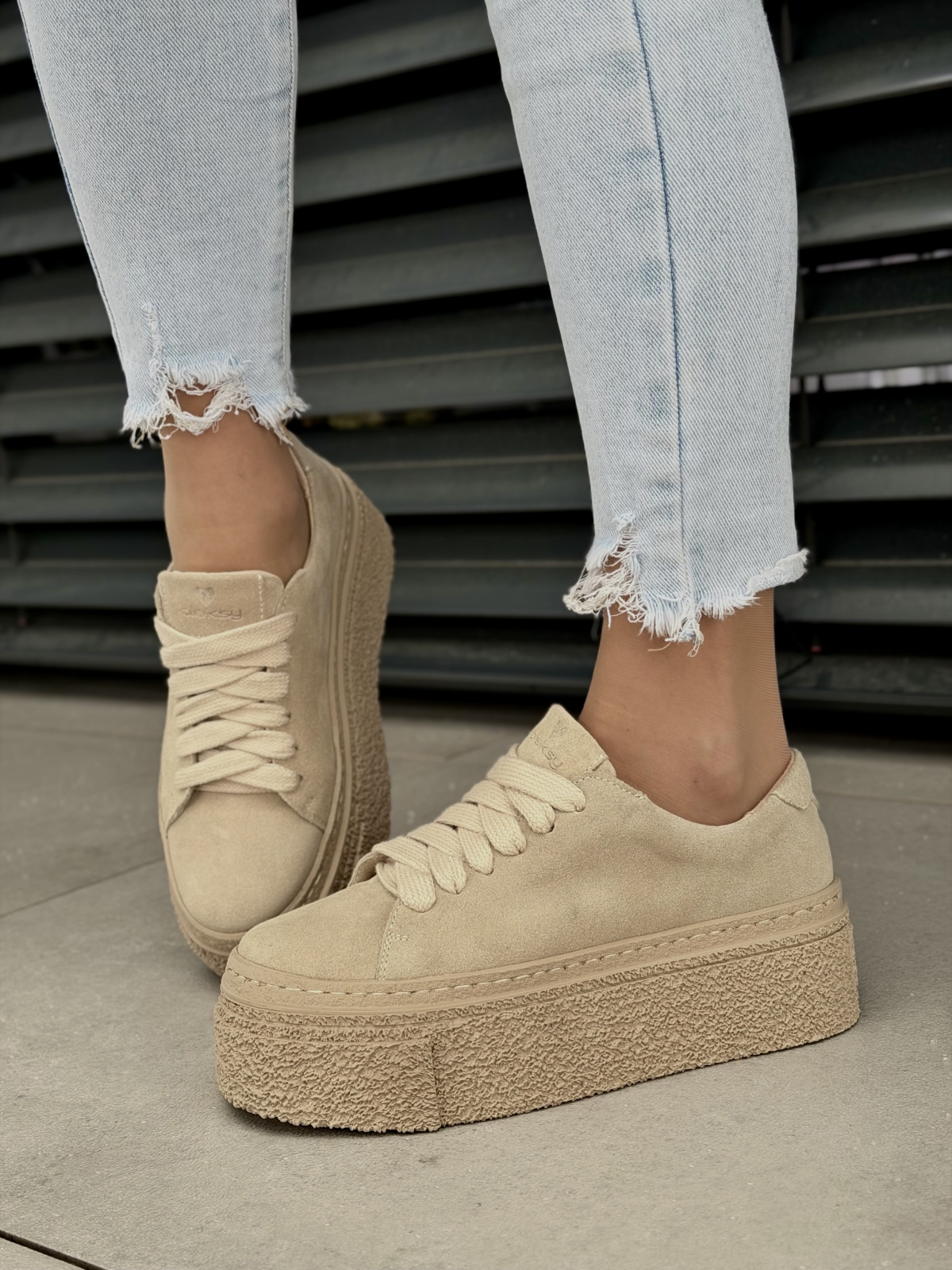 Beżowe sneakersy OLEKSY ze skóry naturalnej na platformie