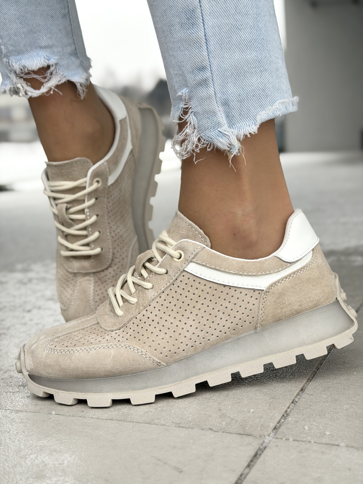 Beżowe sneakersy skórzane damskie casual perforowane