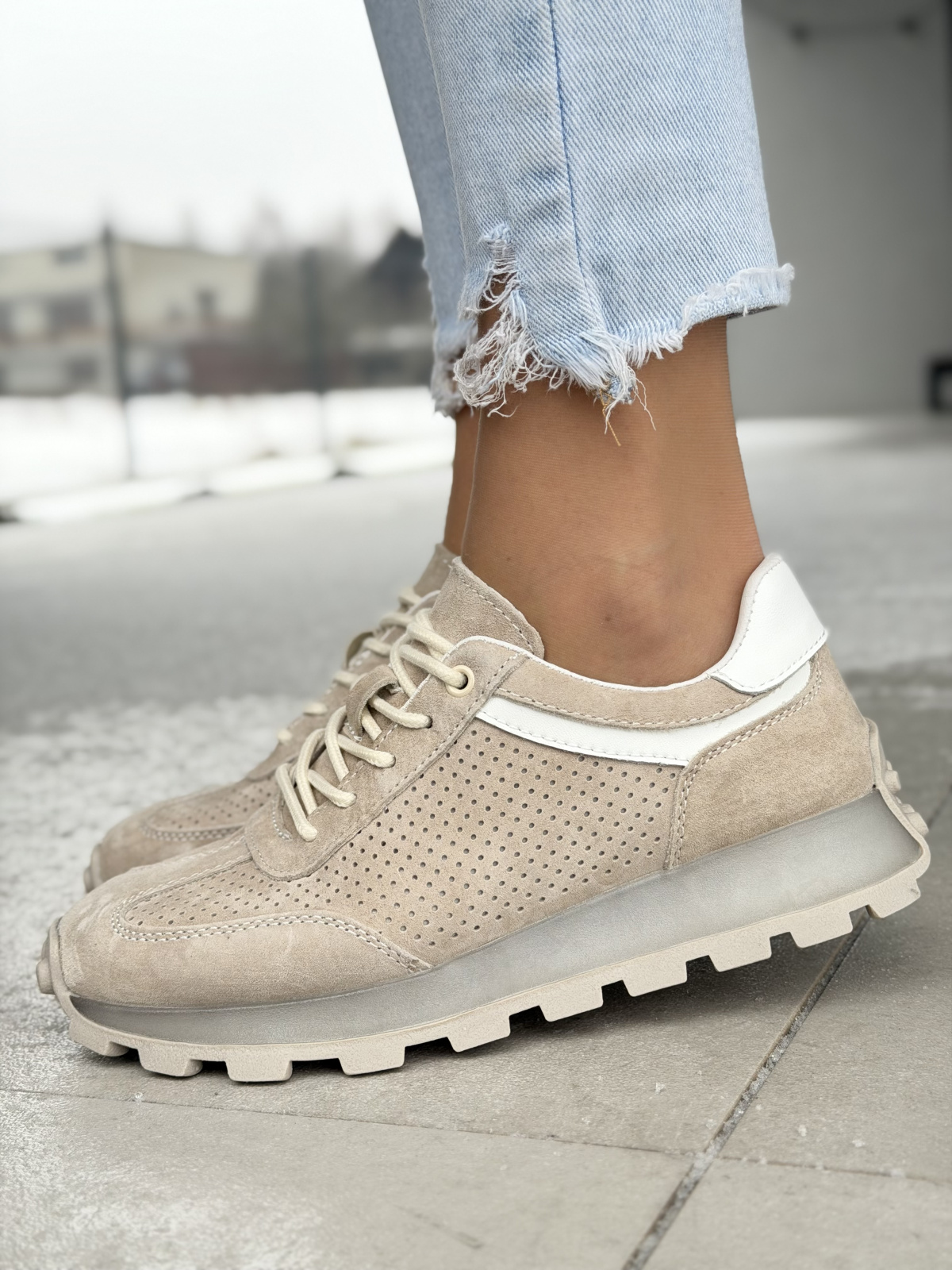 Beżowe sneakersy skórzane damskie casual perforowane