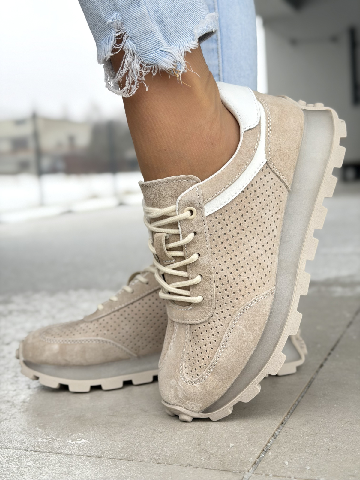 Beżowe sneakersy skórzane damskie casual perforowane