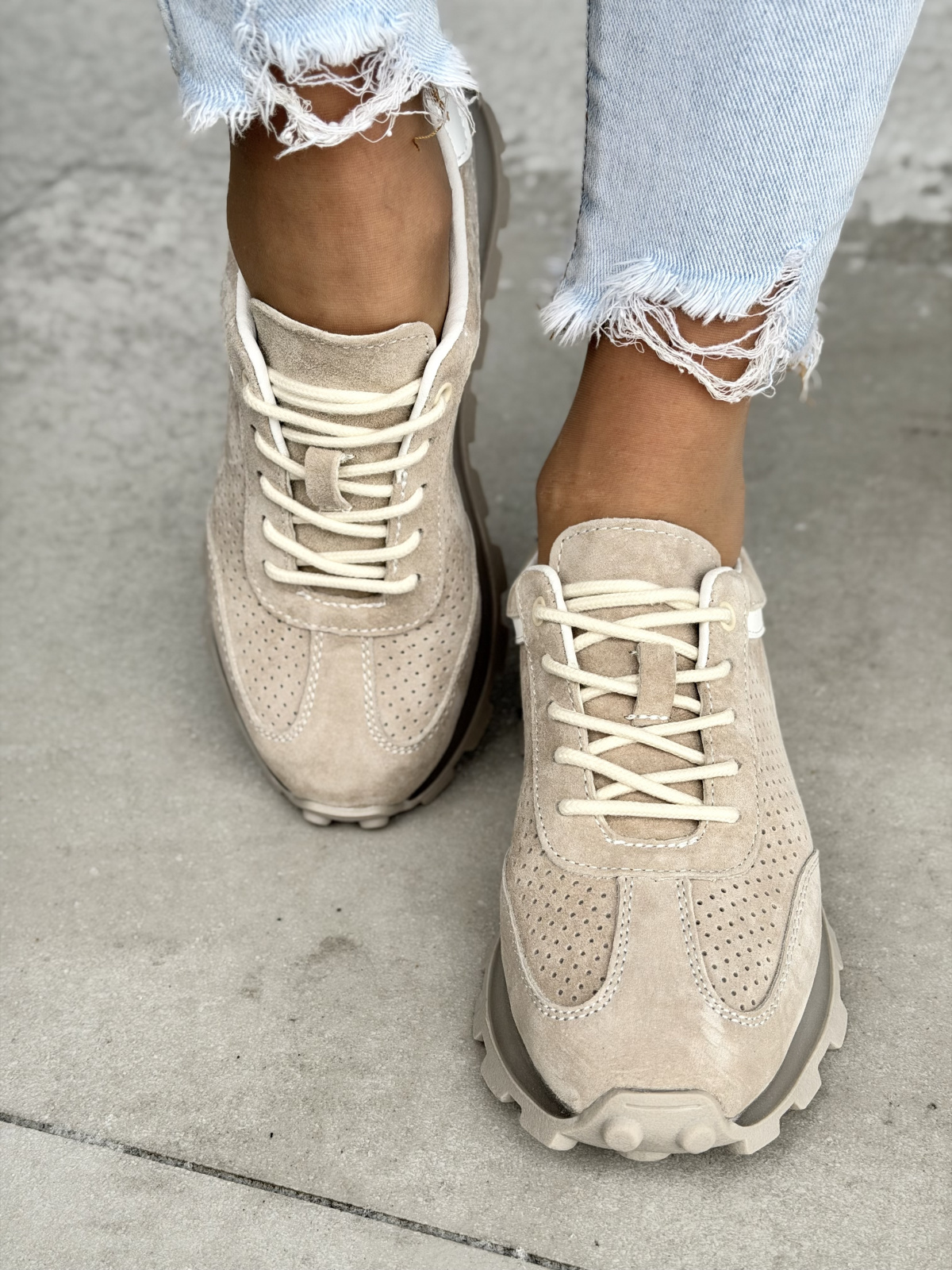 Beżowe sneakersy skórzane damskie casual perforowane