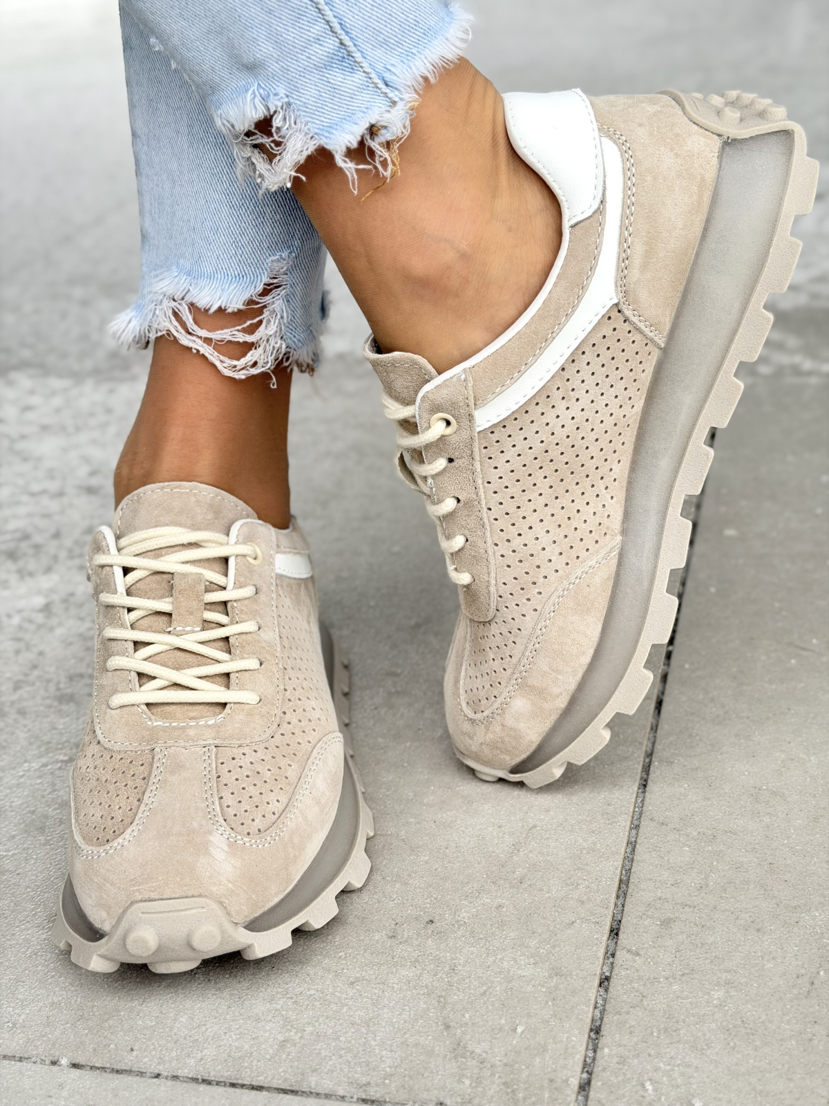 Beżowe sneakersy skórzane damskie casual perforowane