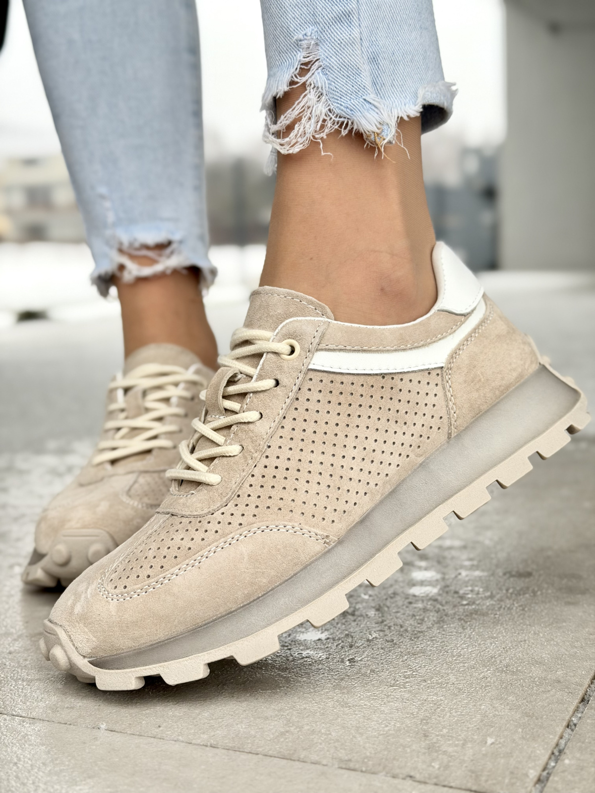 Beżowe sneakersy skórzane damskie casual perforowane