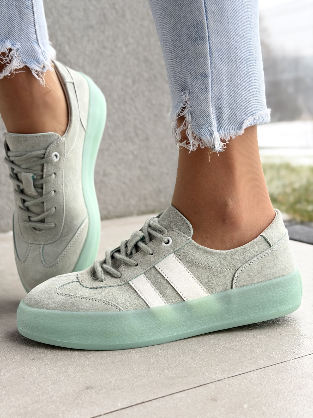 Miętowe sneakersy z naturalnej skóry na platformie casual