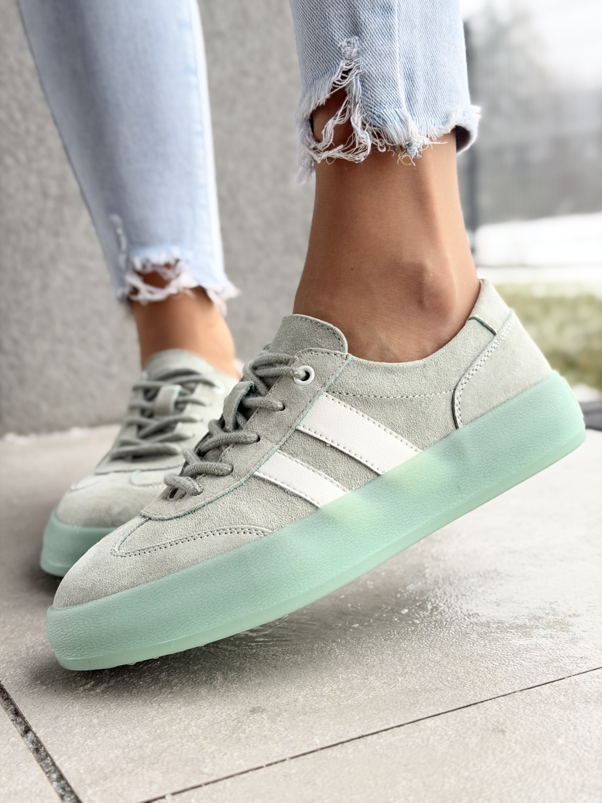 Miętowe sneakersy z naturalnej skóry na platformie casual
