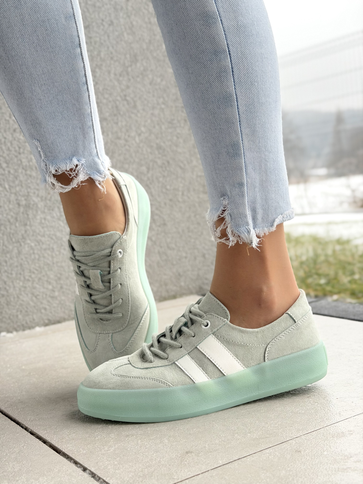 Miętowe sneakersy z naturalnej skóry na platformie casual