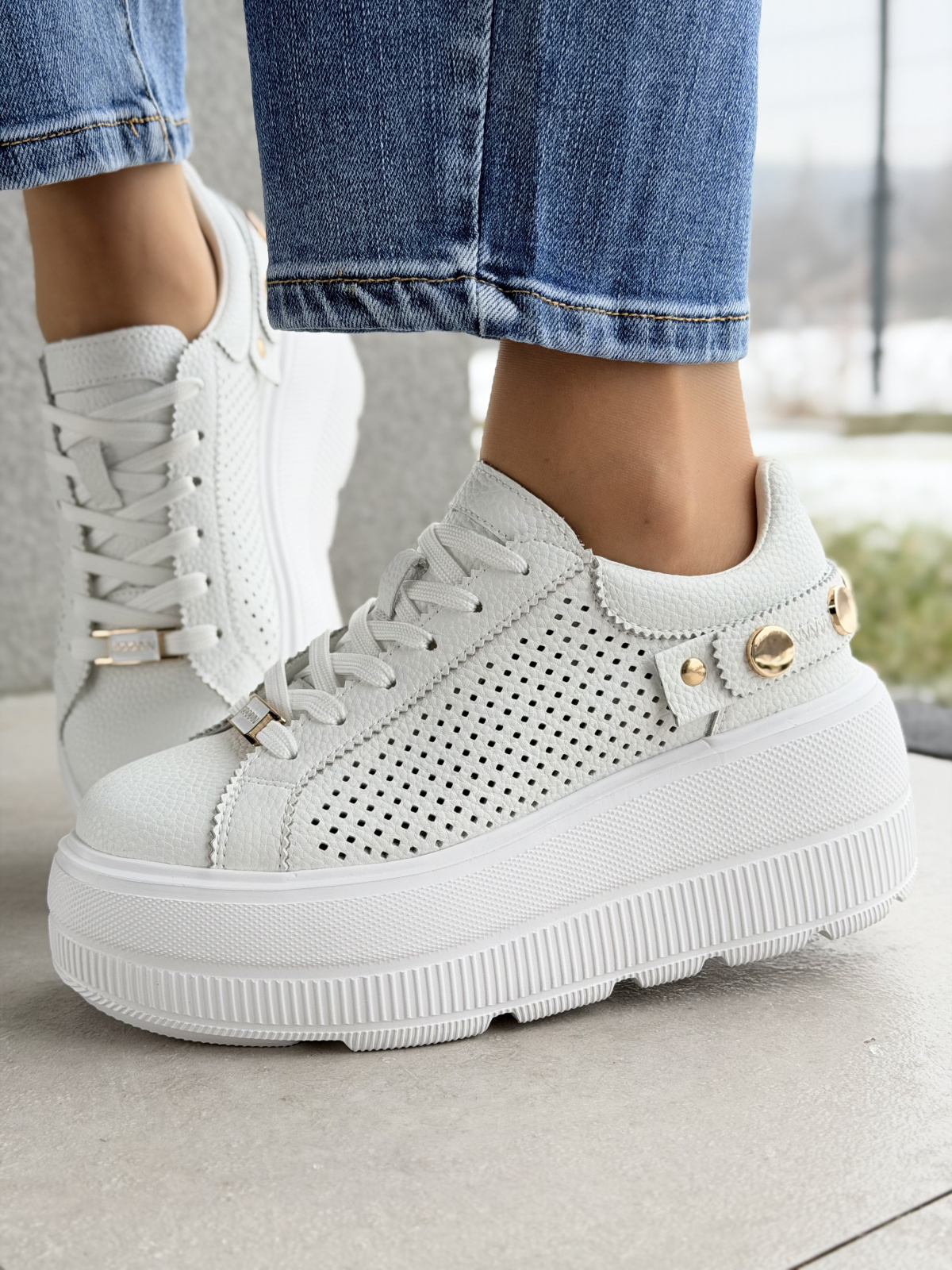 Białe sneakersy skórzane na platformie casual