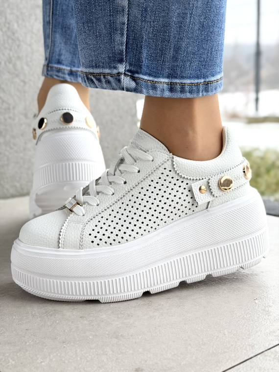 Białe sneakersy skórzane na platformie casual