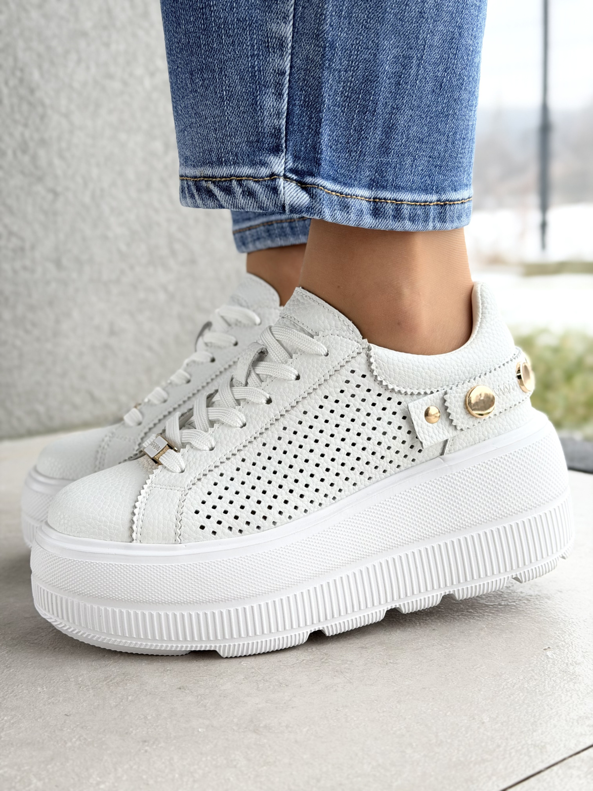 Białe sneakersy skórzane na platformie casual